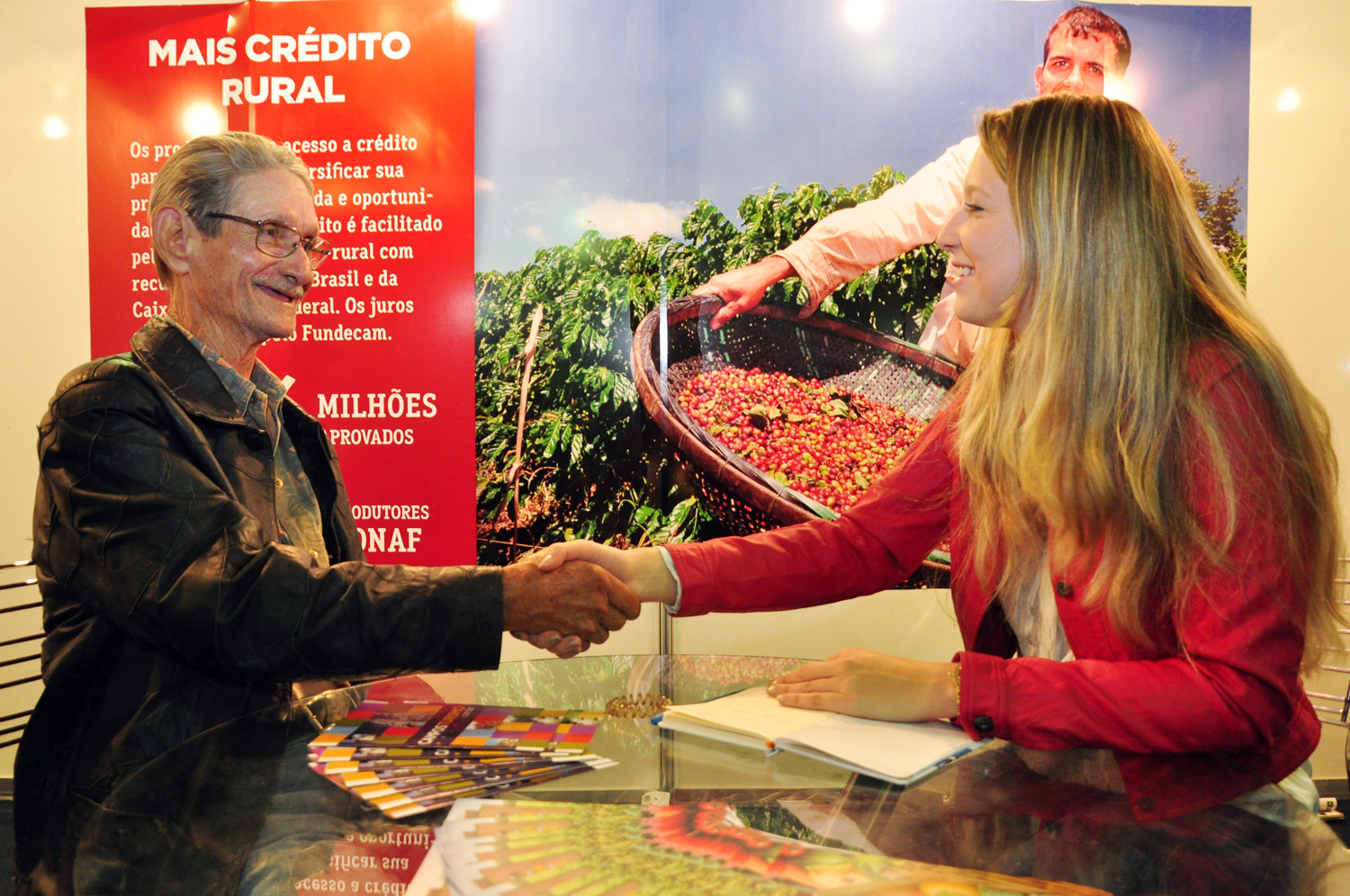 Agentes de crédito oferecem atendimento aos produtores rurais (Foto: César Ferreira)