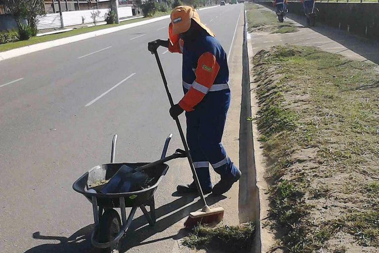 A varrição é um dos serviços realizados pela equipe de limpeza pública (Foto: Divulgação)