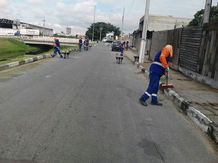 A varrição está entre os serviços realizados pela equipe de limpeza pública (Foto: Divulgação)