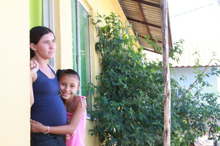 ?Agradeço a Deus por ter conseguido minha casinha. Estou muito feliz. Eu morava com meu esposo e minha filha em apenas um cômodo, que nem banheiro tinha, no aterro, na Rua Tancredo Neves? (Foto: Rodolfo Lins)