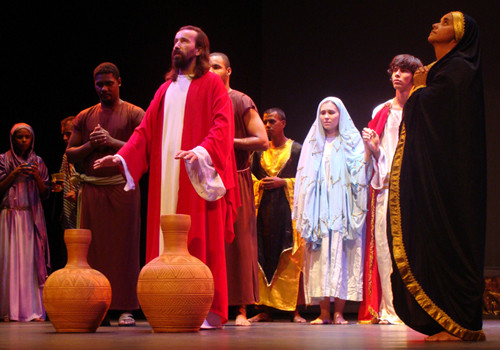 O espetáculo, com o Grupo de Teatro Sacro Dom Carlos Alberto Navarro, será nesta terça (3), às 19h (Foto: Divulgação)