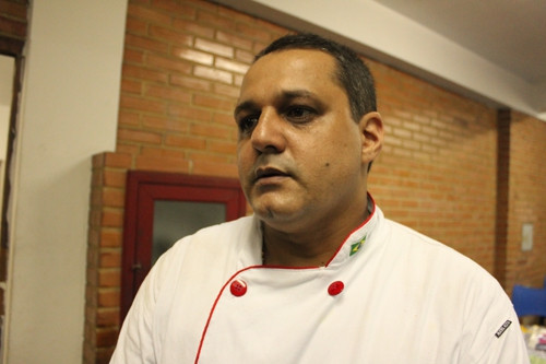 O chef Júnior já trabalhou em restaurantes conceituados na cidade do Rio de Janeiro, Bahia e Buenos Aires (Foto: Secom)