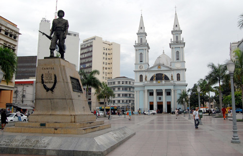 Todo o entorno da Praça São Salvador está sendo iluminado por conta da festa, além da própria praça (Foto: Antônio Leudo)