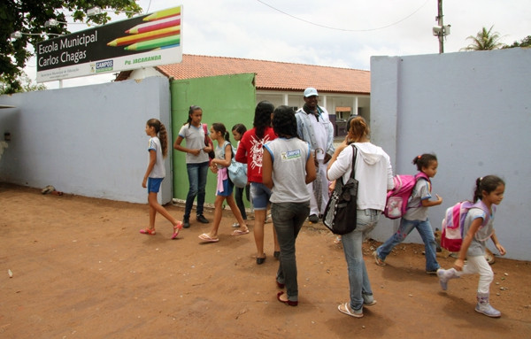 Além dos adolescentes que não conseguiram concluir o Ensino Fundamental no período regular, o supletivo recebe pessoas que estão fora da escola (Foto: Rodolfo Lins)