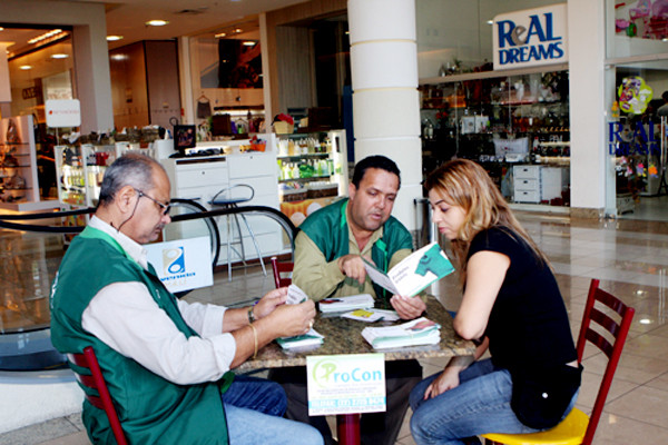 Fiscais do Procon estão atuando nos shoppings (Foto: César Ferreira)