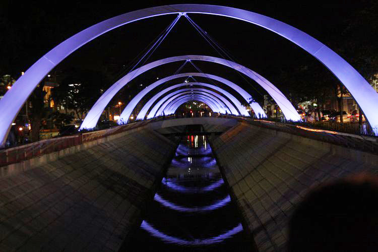 Com a revitalização da Nova Beira Valão, além de um moderno sistema de iluminação dos arcos, inédito no interior do Estado do Rio de Janeiro, nova paisagem do Canal Campos-Macaé agrada. (Foto: Antônio Leudo)