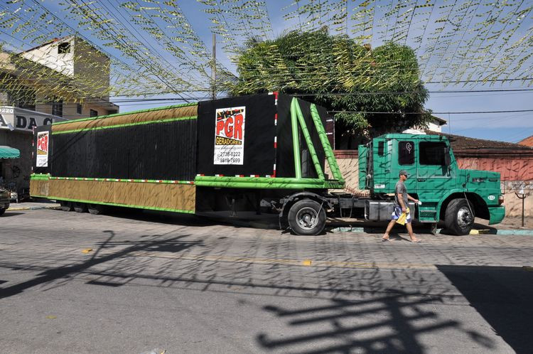 Duas grandes carretas ecológicas, uma com 33 compartimentos (sanitários) e a outra com 42, estarão à disposição da população durante os dias de Festa do Santíssimo Salvador, que começa nesta sexta-feira (01) e vai até o dia 06 (Foto: Secom)