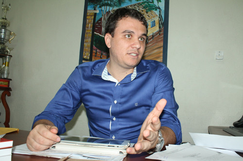 O presidente da Fundação Municipal da Infância e da Juventude (FMIJ), Thiago Ferrugem, ministra palestra sobre o programa. (Foto: Secom)