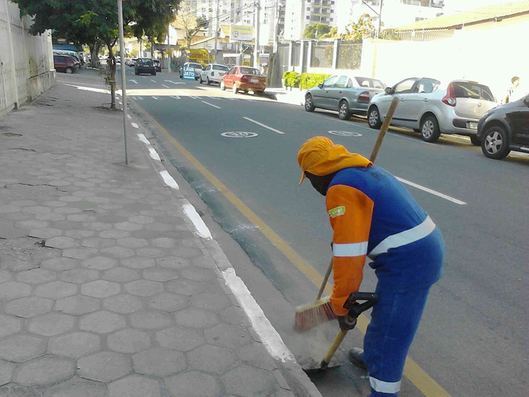 A varrição está entre os serviços realizados pela equipe parão de limpeza na Pelinca (Foto: Divulgação)