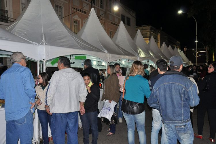 As barracas ficaram lotadas de consumidores (Foto: Antonio Leudo)