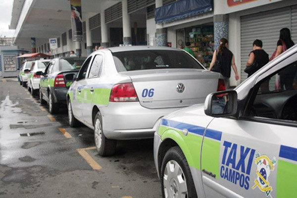 Os táxis padronizados passam por rigorosa vistoria do IMTT, para verificação dos equipamentos de segurança, como extintores, cintos e pneus; além da documentação do veículo e do motorista (Foto: Antônio Leudo)