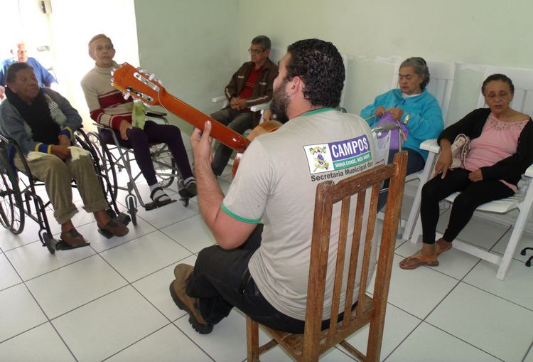 Através de três polos, a Secretaria Municipal dos Direitos do Idoso oferece aulas de violão para os idosos do município (Foto: Secom)