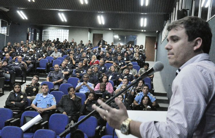 O presidente da FMIJ, Thiago Ferrugem, ressaltou que a  Ronda Escolar atua na prevenção e faz parte do Conselho dos Diretos da Criança e do Adolescente (Foto: Secom)