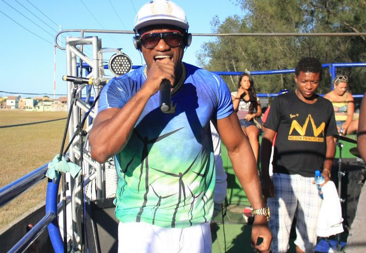 O cantor Nelson Príncipe Negro é uma das atrações da Festa de São João, neste sábado, no Turfe Clube (Foto: Secom)