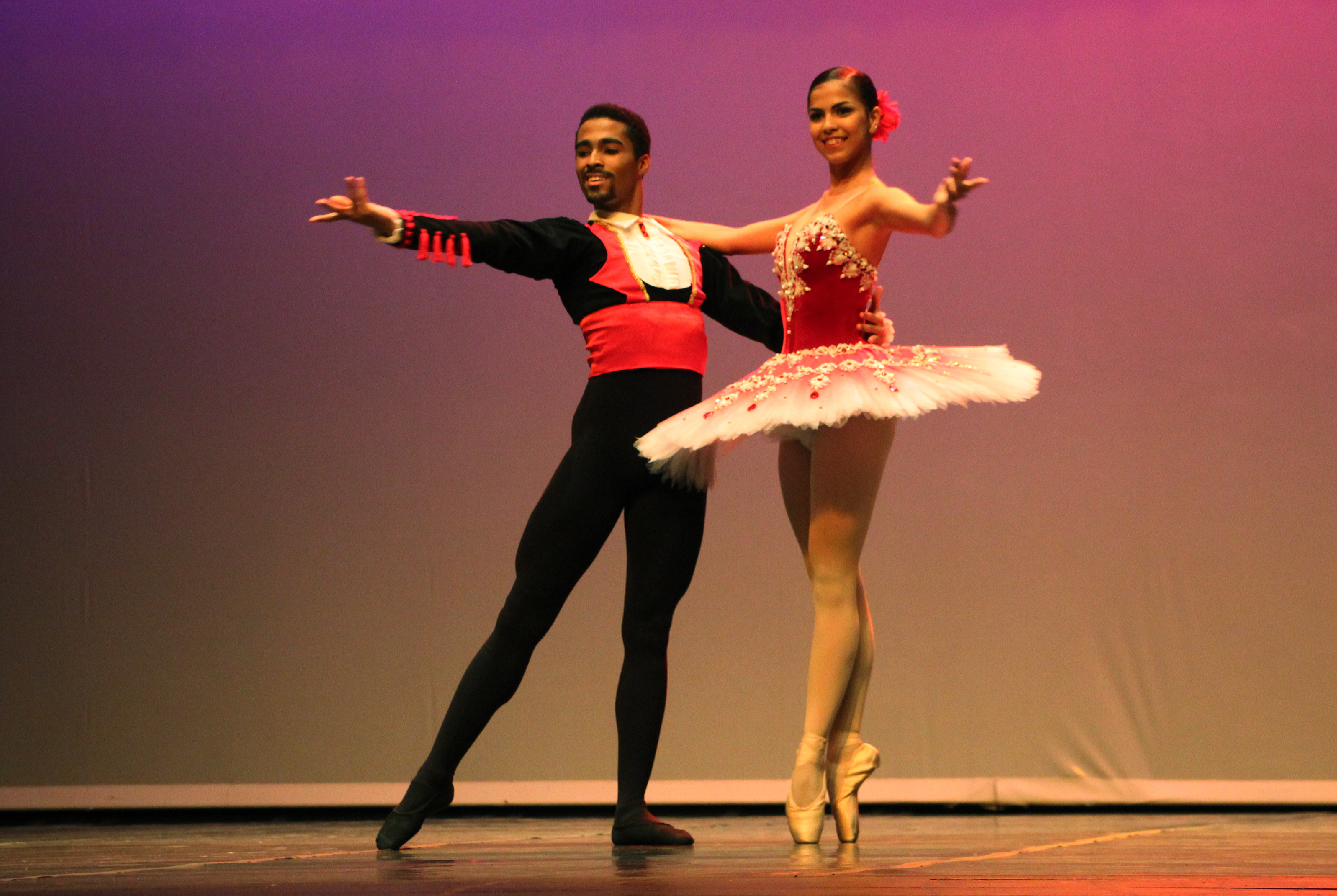 No palco, pessoas de todas as idades, irão mostrar a qualidade do trabalho desenvolvido pelas academias e companhias de dança do município (Foto: Divulgação)