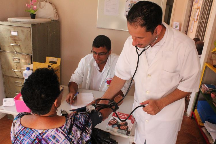 Orientação sobre os malefícios do fumo, panfletagem, teste de dependência à nicotina, aferição da pressão arterial e teste de glicemia (Foto: Divulgação)