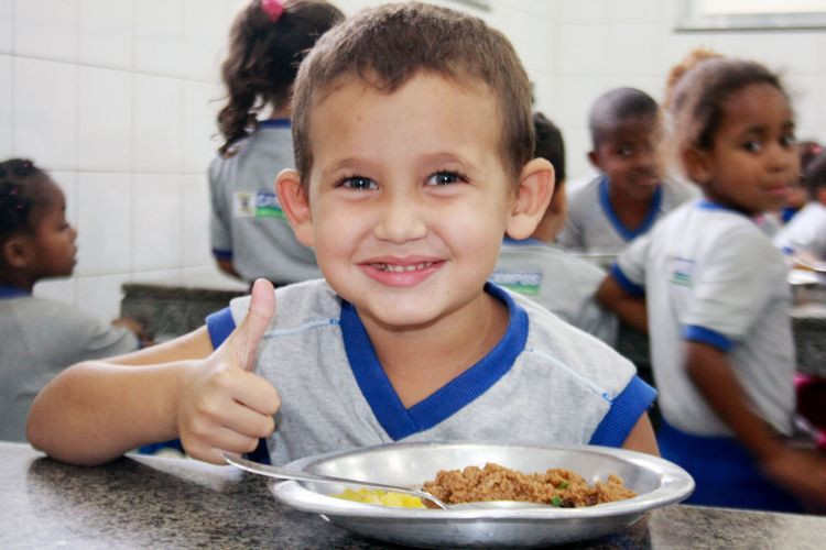 O programa de merenda escolar da Secretaria Municipal de Educação, Cultura e Esportes (Smece) tem garantido uma alimentação de qualidade nas 163 escolas, 78 creches e duas entidades da rede, beneficiando aproximadamente 55 mil alunos. (Foto: Secom)