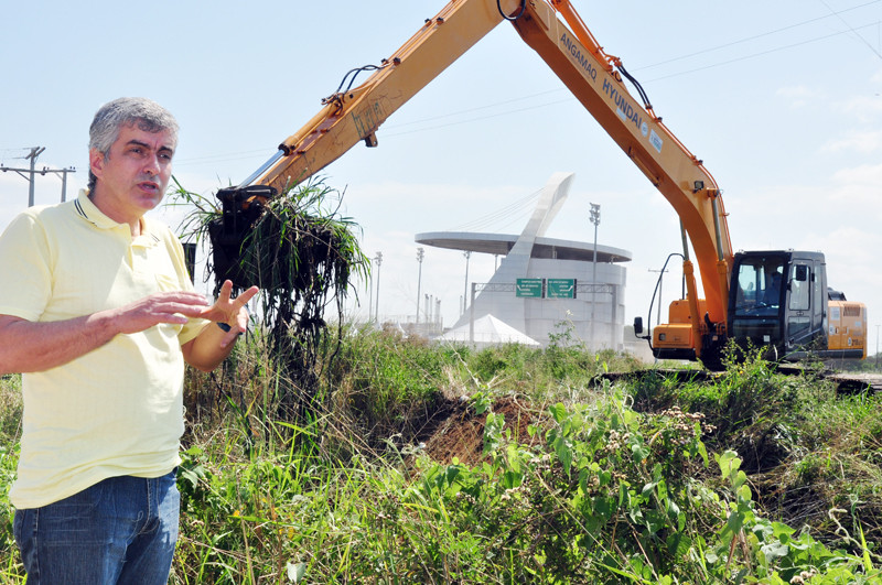 O trabalho preventivo de limpeza de canais feito pela secretaria de Agricultura, através do setor de Macrodrenagem do programa Patrulha Rural, segue por todo o município. Nesta terça-feira (02) o secretário, Eduardo Crespo, vistoriou o trabalho  (Foto: César Ferreira)