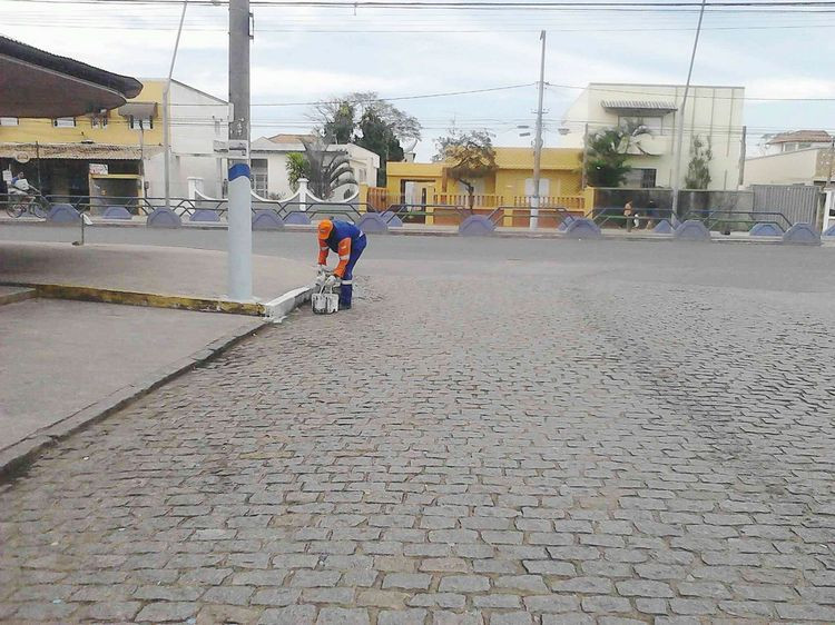 As equipes padrão da Secretaria Municipal de Limpeza Pública, Praças e Jardins, segue sua programação semanal  nos bairros e localidades do município (Foto: Secom)