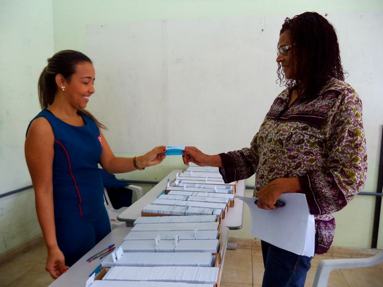 Para as pessoas que já fizeram o cadastro, basta apresentar a carteirinha provisória e apanhar a permanente (Foto: secom)
