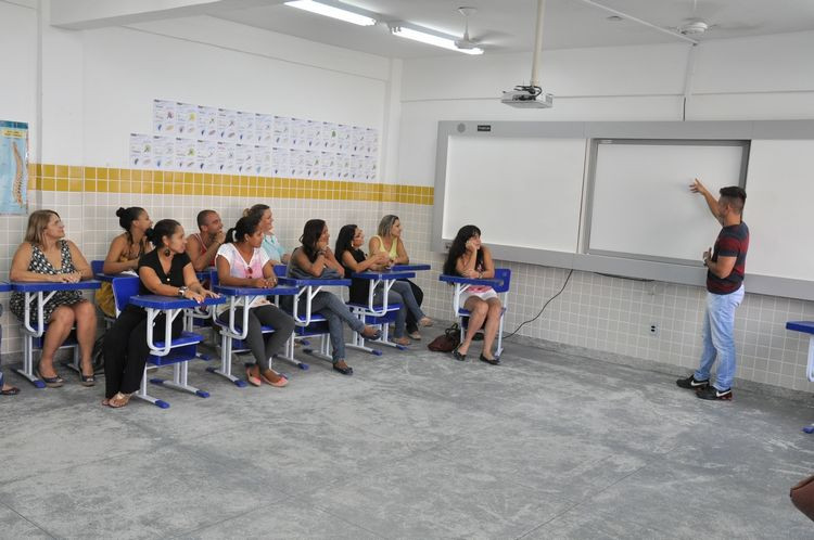 Cerca de 40 professores da rede municipal ensino participaram de capacitação nesta segunda-feira (22) para a utilização das lousas digitais interativas (Foto: Secom)