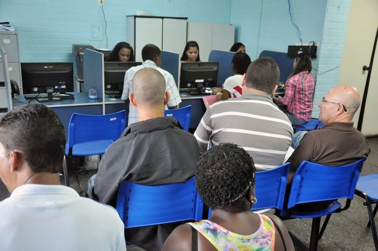 Para se candidatar às vagas oferecidas, é necessário apresentar o currículo. (Foto: Secom)