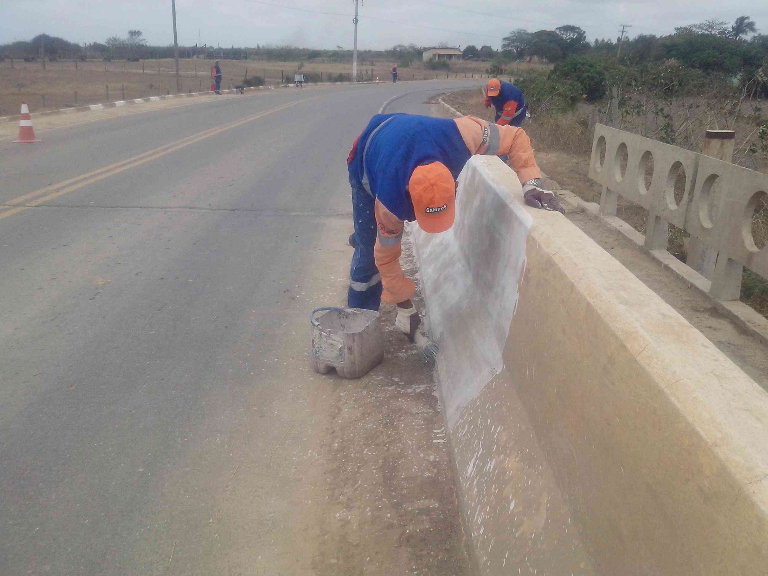 Paus Amarelos recebe serviços de limpeza pública. (Foto: divulgação)