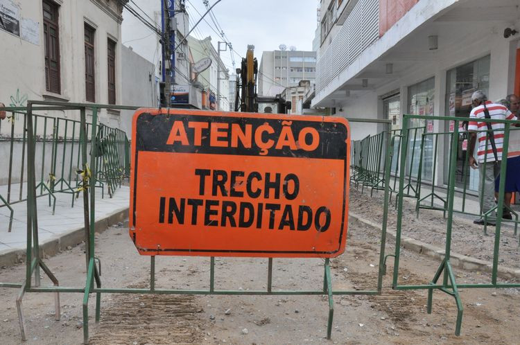 Rua 21 de Abril interditada para continuidade das obras do Centro Histórico. (Foto: Roberto Joia)