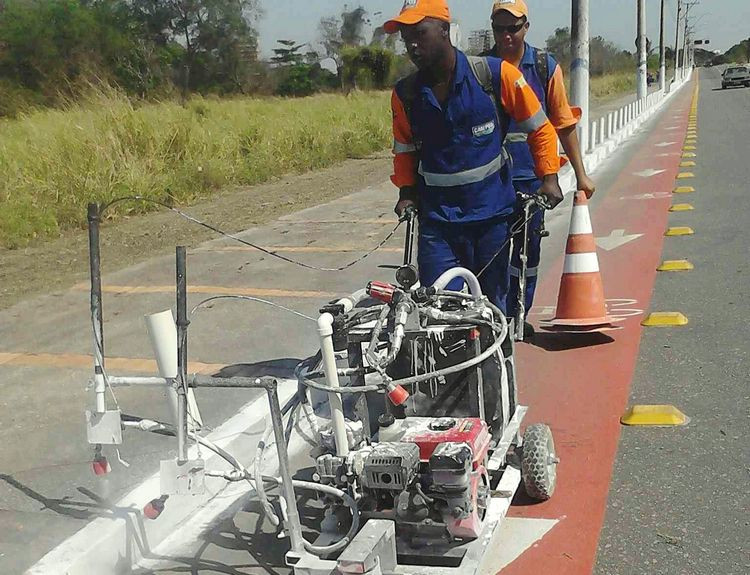 Novo equipamento agiliza pintura de meio fio. (Foto: divulgação)