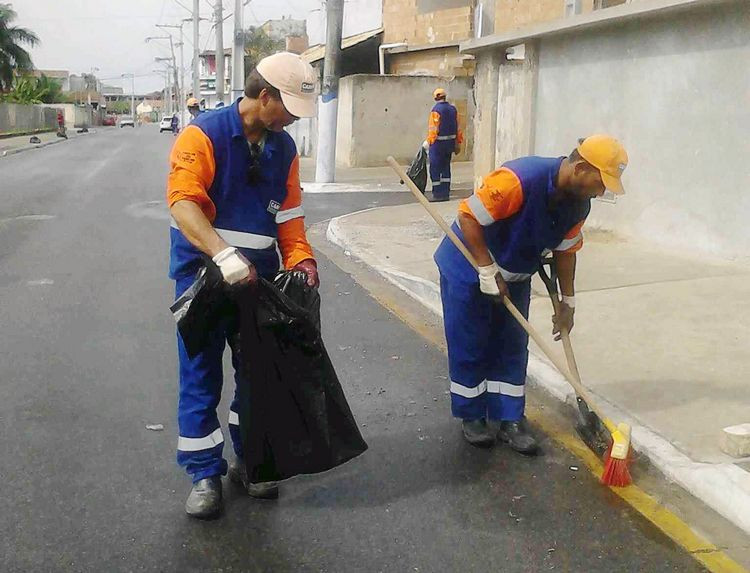 O cronograma semanal da Secretaria de Limpeza Pública, Praças e Jardins conta com equipes padrão atuando em vários pontos do município, com serviços de varrição, capina, roçada de vegetação e pintura de postes e meios-fios (Foto: secom)