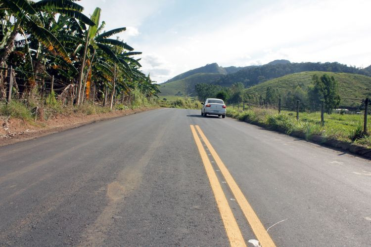 A localidade de Mata da Cruz, na Região Norte de Campos, vem recebendo vários investimentos da prefeitura, entre eles, a recuperação asfáltica de 12 quilômetros da estrada que liga Mata da Cruz a Santa Bárbara (Foto: secom)