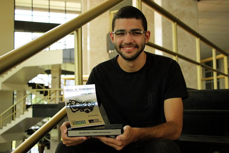 O ator campista Vinicius Hpr, 19 anos, comemora título de Melhor Ator do Festival de Teatro Infantil de Campos (Festin 2014) (Foto: secom)