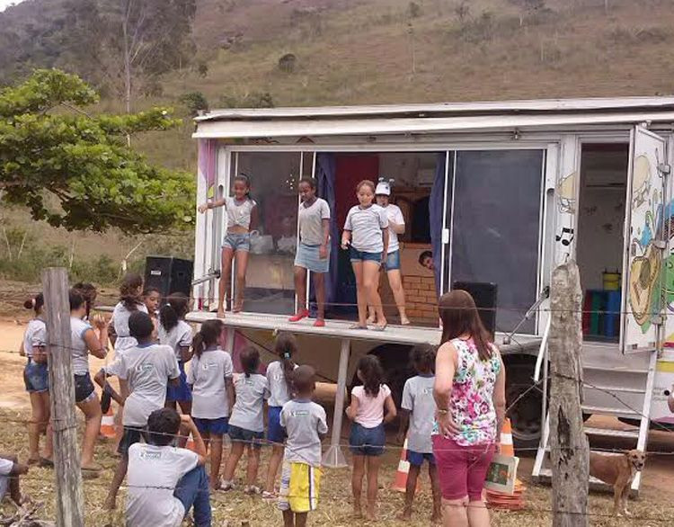 Neste mês das crianças, o projeto do caminhão itinerante Viajando com as Artes tem alegrado os alunos de várias escolas municipais com o teatro de fantoches, entre outras atividades culturais (Foto: divulgação)