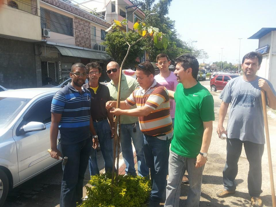 Segundo o secretário Zacarias Albuquerque, a Praça do Amarelinho e a Avenida Nazário Pereira Gomes receberam mudas de ipês, que vão garantir mais qualidade de vida para os moradores daquela área (Foto: secom)