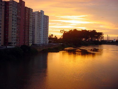 Pôr do sol tendo o Rio Paraíba, em Campos, fazendo parte do cenário (Foto: Antonio Leudo)