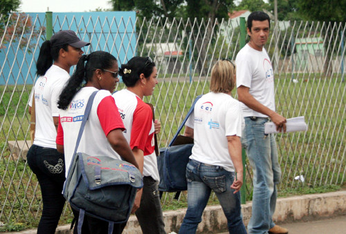 O trabalho de combate ao mosquito da dengue é diário, em bairros e distritos (Foto: Antônio Leudo)
