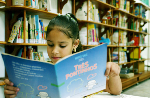 As crianças estão encantadas com o Clube da Leitura (Foto: César Ferreira)
