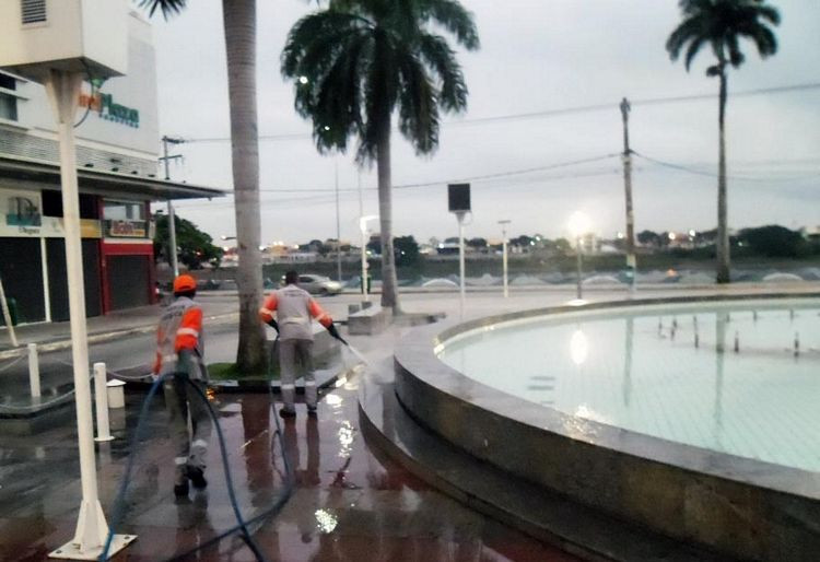 A água utilizada para a lavagem da Praça Quaro Jornas é água de reuso (Foto: Divulgação)
