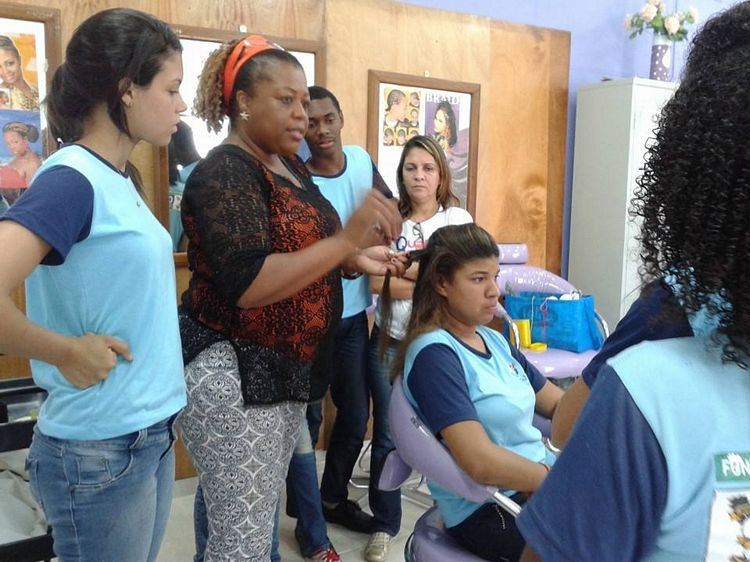 os alunos, em sua maioria meninas, aprenderam a fazer tererê (Foto: Divulgação)