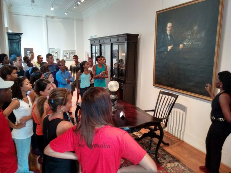 A visitação ao Museu Histórico de Campos também faz parte do conteúdo pedagógico do Programa Jovens pela Paz, da Fundação Municipal da Infância e da Juventude (Foto: secom)