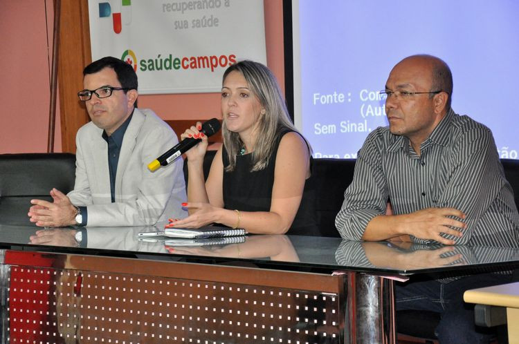 Bruna Araújo, gerente do Departamento de Assistência Farmacêutica, falou sobre os medicamentos ofertados à população (Foto: Secom)