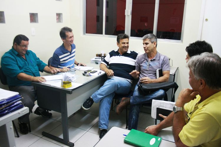 O encontro ocorreu na sede da Secretaria de Limpeza Pública, Praças e Jardins, onde o subsecretário Carlos Morales informou que a parte de paisagismo na Praça do Cacique, em Guarus, está sendo toda recuperada (Foto: Roberto Joia)