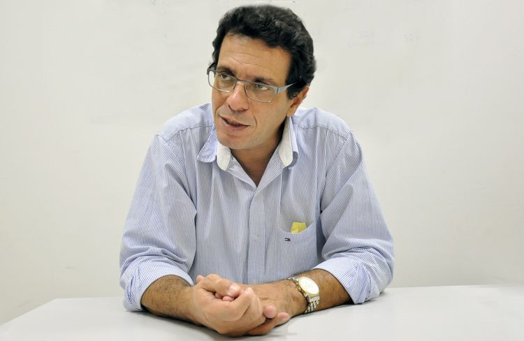 O secretário Fábio Ribeiro, explica que o recadastramento faz parte das medidas para otimizar a demanda existente na saúde (Foto: Antonio Leudo)