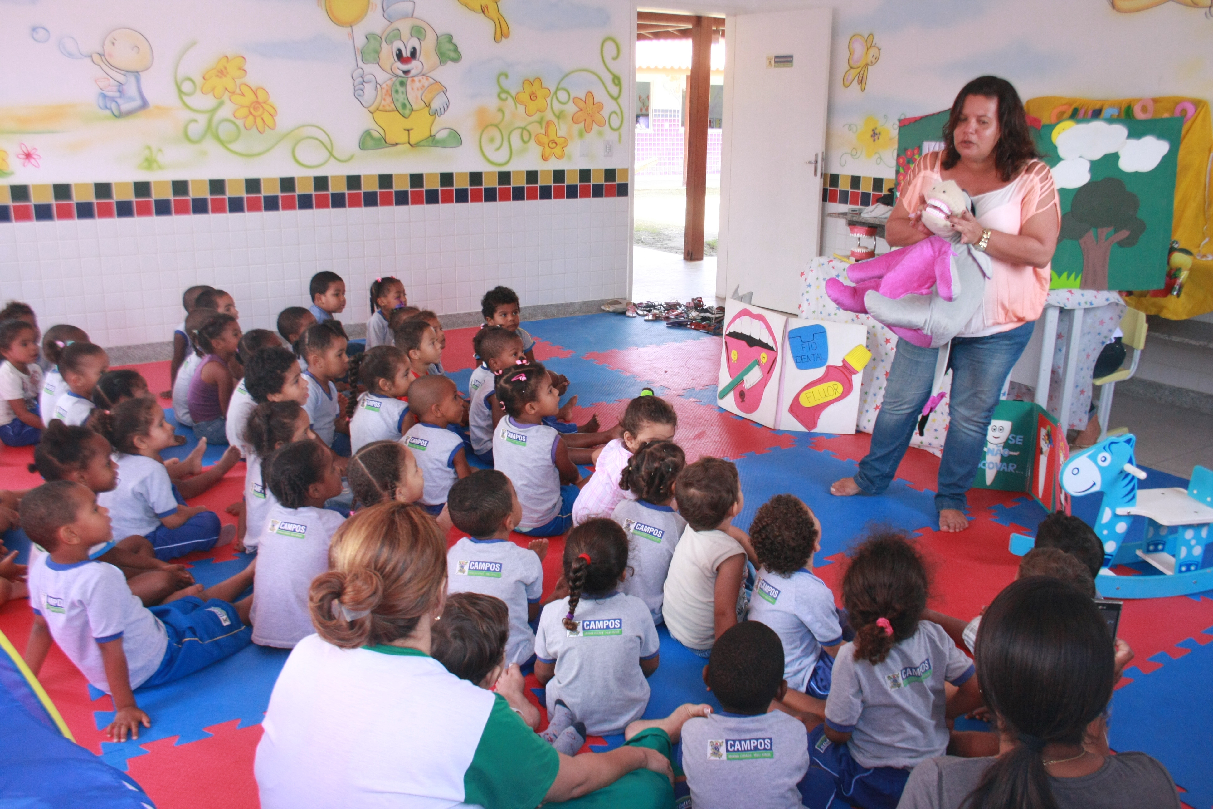 Alunos da Creche Escola Francisco Alves, no Parque Santa Clara, aprenderam um pouco mais sobre a importância da escovação e dicas de alimentação de forma bastante descontraída, com as profissionais do Programa Dentinho Saudável (Foto: secom)