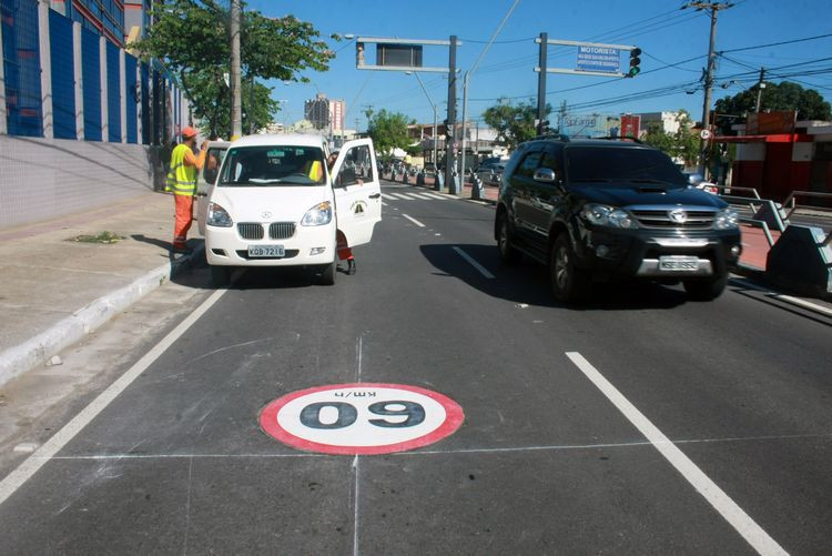 O material emborrachado, que reflete a luz, chamado de pictograma, consiste na sinalização horizontal, o que facilita a visualização dos motoristas perto das áreas escolares (Foto: secom)