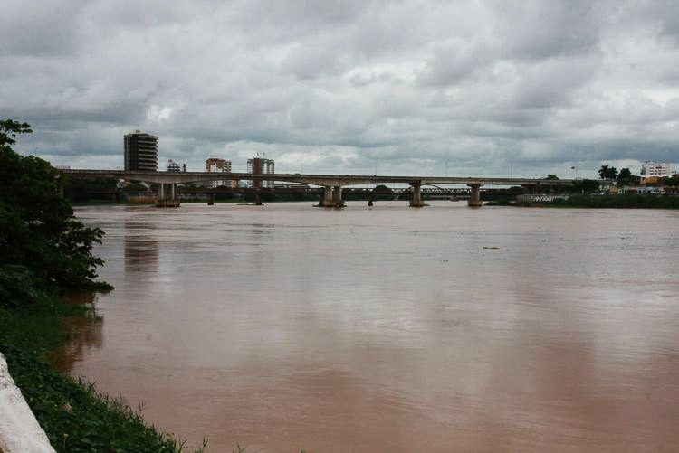 . Nesta terça, às 8h, o nível do rio atingia a cota de 6,60 metros, estando acima da cota normal, que é de 5.80 metros (Foto: Antônio Leudo)
