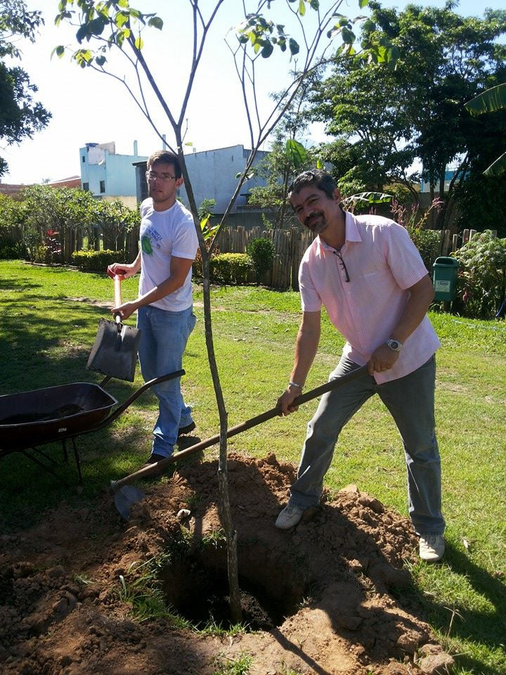 O secretário municipal de Meio Ambiente, Zacarias Albuquerque, e alunos do Ciep Custódio Siqueira, localizado no Parque Rio Branco, plantaram mais 20 árvores entre nativas e frutíferas (Foto: secom)