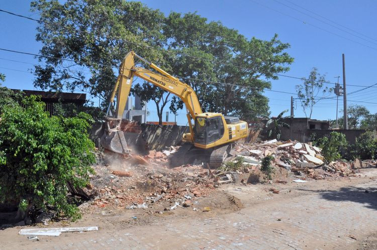 As demolições estão sendo acompanhadas pela Secretaria Municipal de Defesa Civil (Foto: Secom)