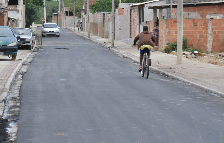 .  A rua recebeu serviço de drenagem superficial e urbanização, que corresponde à colocação de meio-fio, construção de calçadas e mais 700 metros de pavimentação asfáltica (Foto: secom)