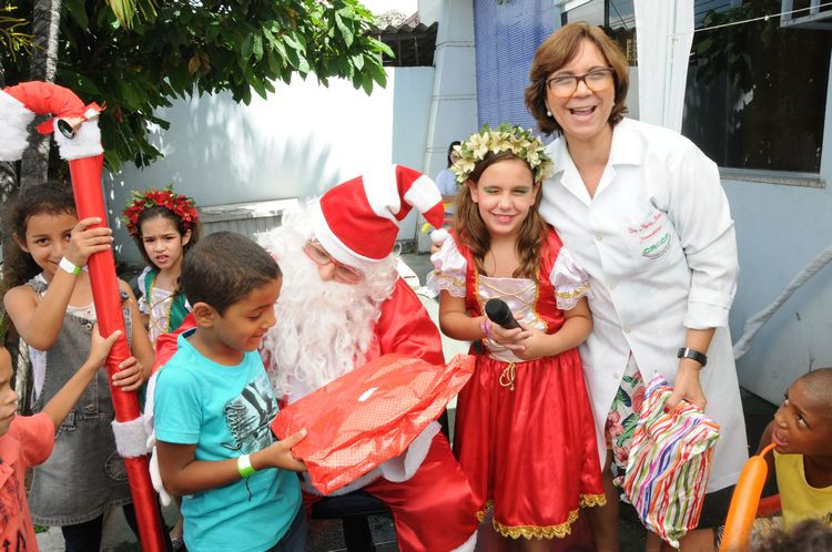 Grupo de crianças com fantasia de natal